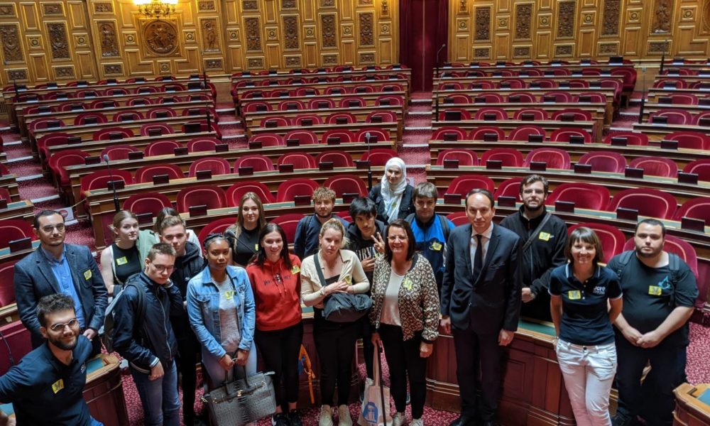 Les stagiaires de l'E2C en visite au Sénat avec Mr Chevrollier.