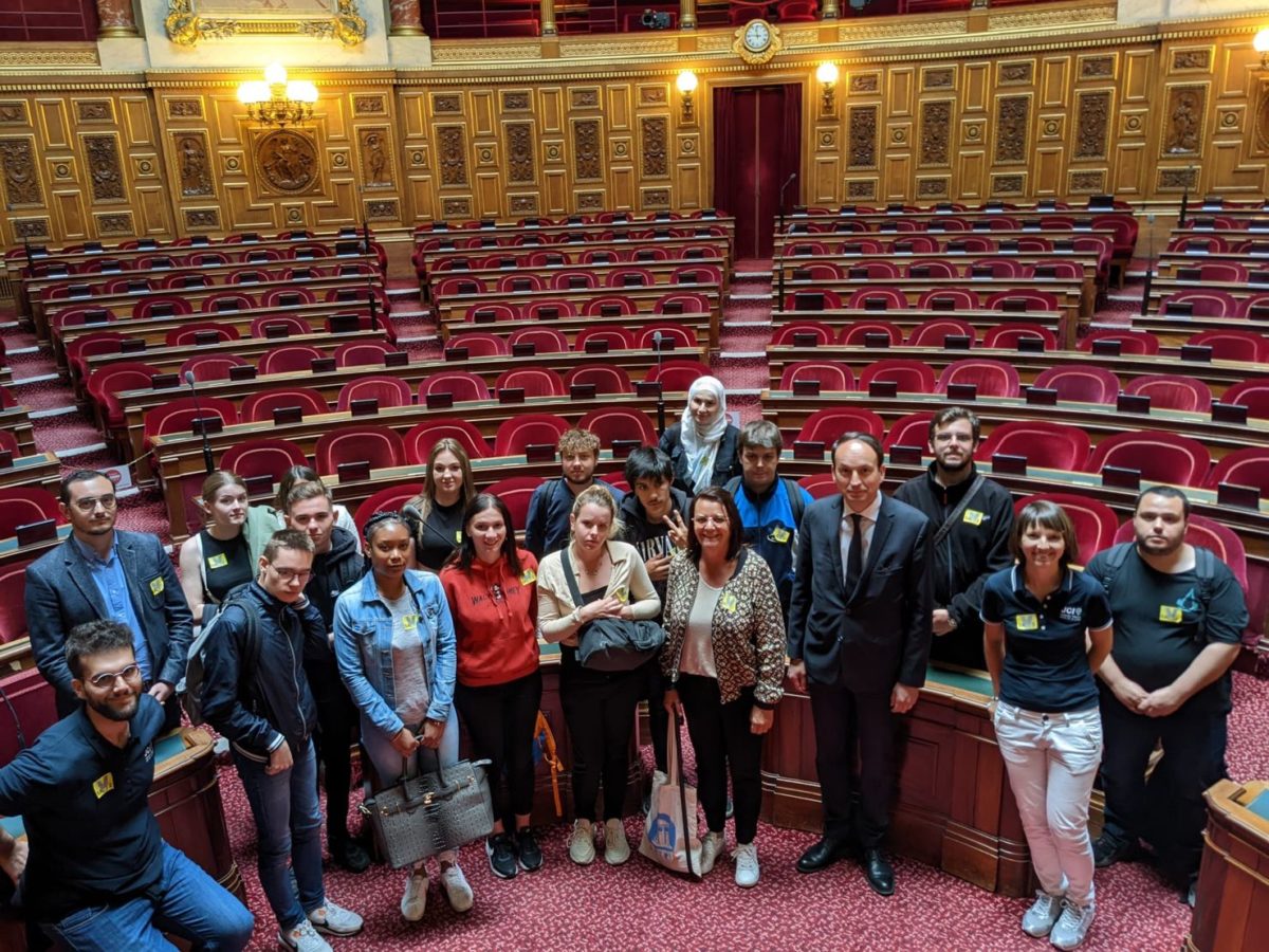 Les stagiaires de l'E2C en visite au Sénat avec Mr Chevrollier.