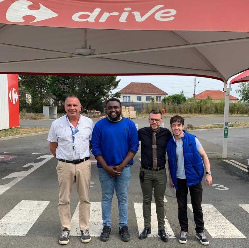 Moutuon et Assirem entourent Boris Le Denmat, Manager au sein de l'enseigne Carrefour.