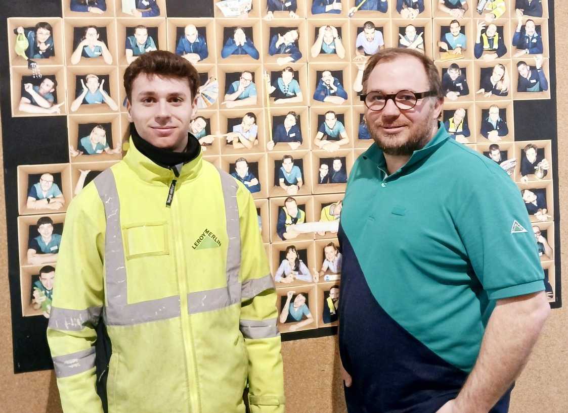 A gauche, un stagiaire motivé. A droite, un manager bienveillant. Les 2 réunis, cela donne une belle collaboration à venir dans la logistique.